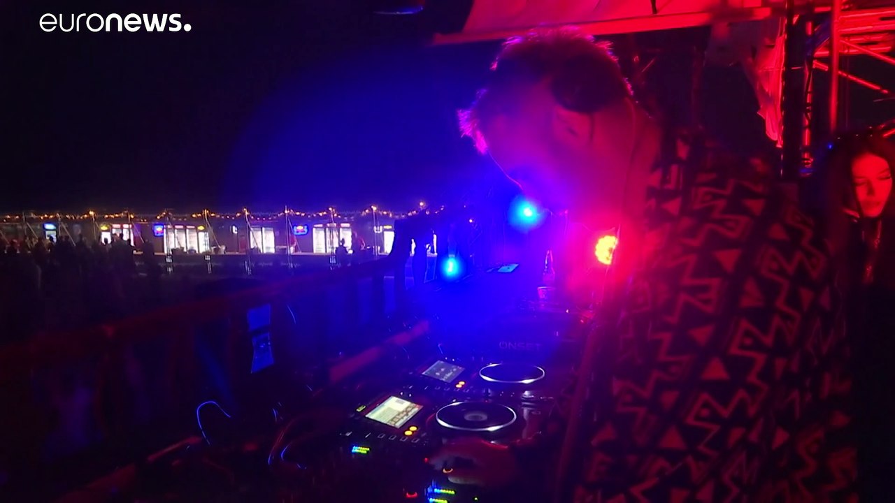 'Frei und normal': 10.000 hotten fünf Tage non-stop am Strand in Albanien