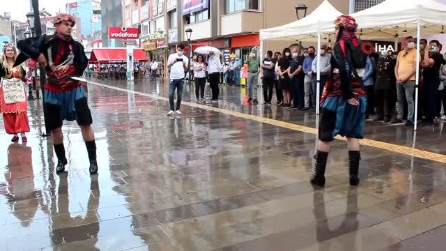 Pazarcı esnafının yaptığı Atatürk portresi ilgi odağı oldu