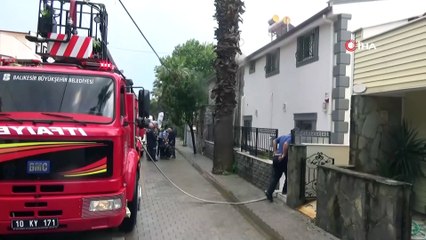 Edremit'te sağanak... Yıldırım düşen eski başkanın evinde yangın çıktı, yollar ve alt geçitler sular altında kaldı