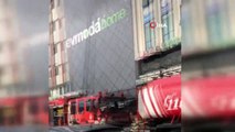 Esenler’de bulunan bir alışveriş merkezinin mobilya bölümünde   bilinmeyen bir nedenle yangın  çıktı.  İtfaiye ekipleri yangına müdahale ediyor.
