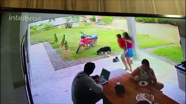 Elle veux aider sa soeur qui est tombée avec un enfant dans les bras ! Raté