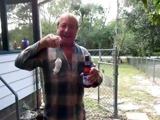 Il dresse son aigle pour qu'il décapsule sa bière... Joli