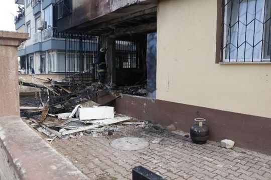 YANAN EVDEKİ PATLAMALAR MAHALLELİYİ SOKAĞA DÖKTÜ