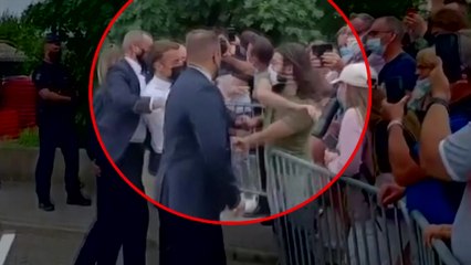 마크롱 대통령, 지방순회 도중 뺨 맞아...2명 체포 / YTN