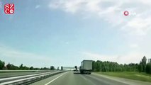 Rusya’da damperi açılan kamyon üst geçidi yıktı