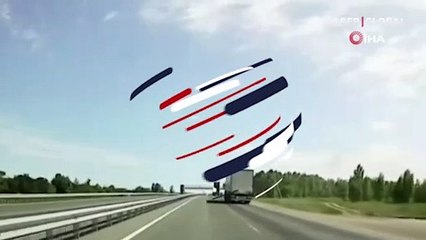 Rusya'da damperi açılan kamyon üst geçidi yıktı