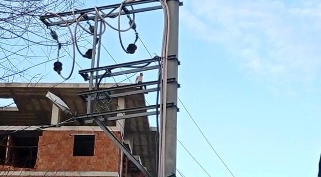 Eşiyle tartışan şahıs inşaatın çatısına çıktı