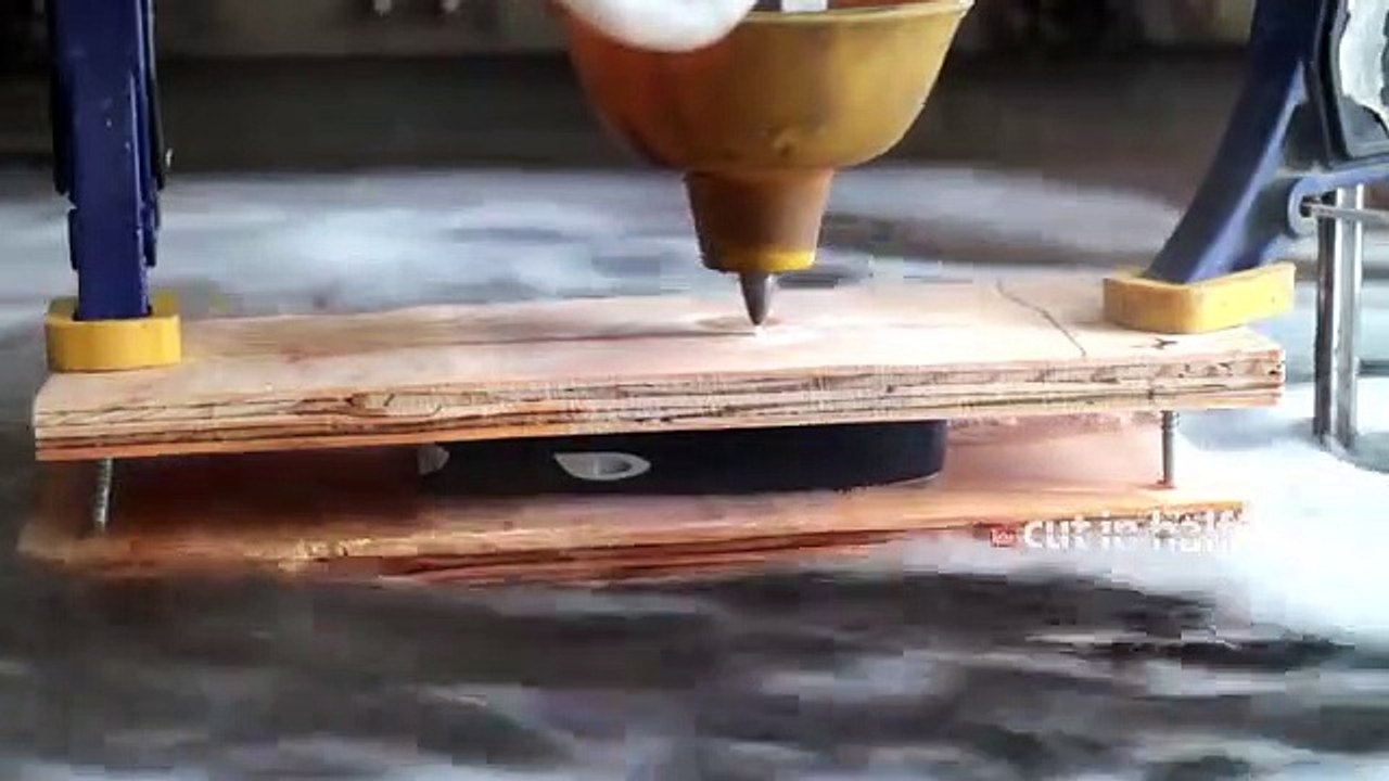 ​Su jeti kullanarak Nokia 3310'u ikiye böldü