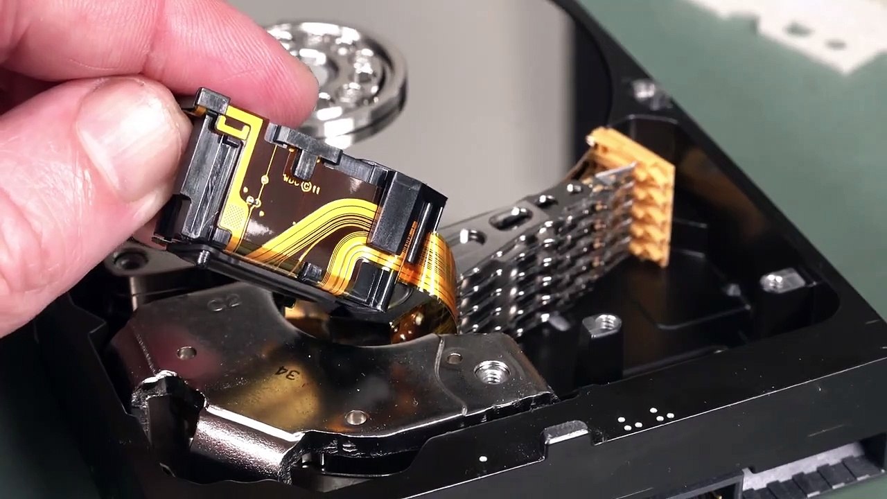 EEVblog 1398 - Western Digital RED 6TB WD60EFRX Hard Drive TEARDOWN