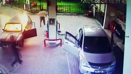 BARTIN - Akaryakıt istasyonunda otomobilin alev alması güvenlik kamerasında