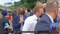 [핫플]마크롱, 지방 순회 도중 뺨 맞아…경찰, 2명 체포
