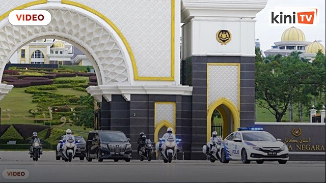 Muhyiddin tinggalkan Istana Negara selepas sejam mengadap Agong