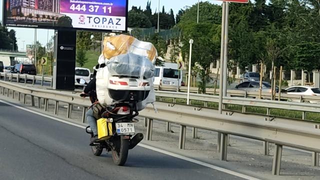 Motosikletine fazla yük atan sürücü hem kendini hem trafiği tehlikeye attı