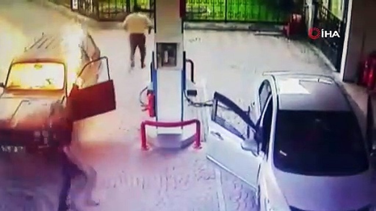 Akaryakıt istasyonundaki otomobil alev topuna döndü