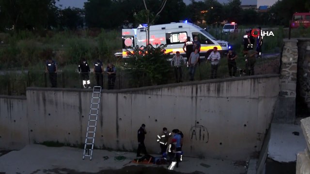 Serinlemek için girdiği derede mahsur kaldı