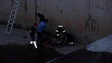 Serinlemek için girdiği derede mahsur kaldı