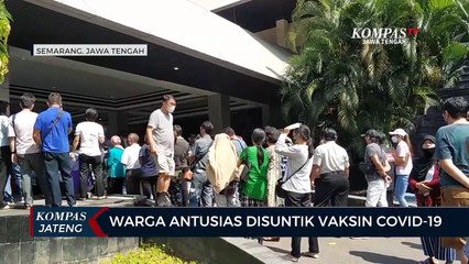 Warga Antusias Disuntik Vaksin Covid-19
