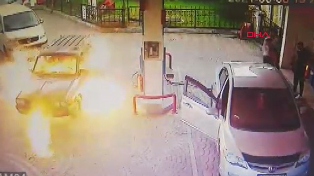 Otomobil alev topuna döndü, sürücü canını kıl payı kurtardı