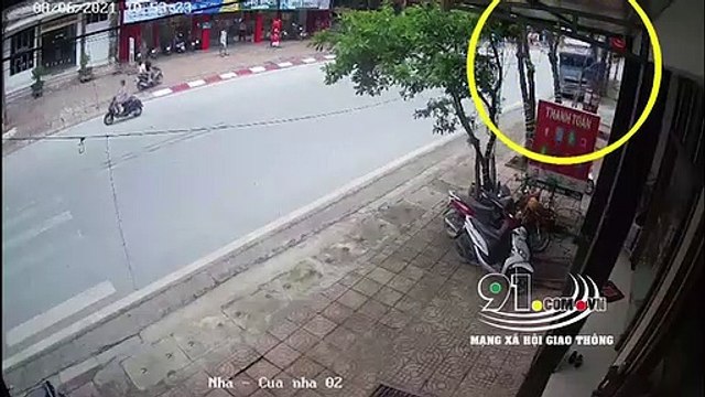 Khoảnh khắc tài xế nghèo đánh lái cứu 2 người sang đường ẩu