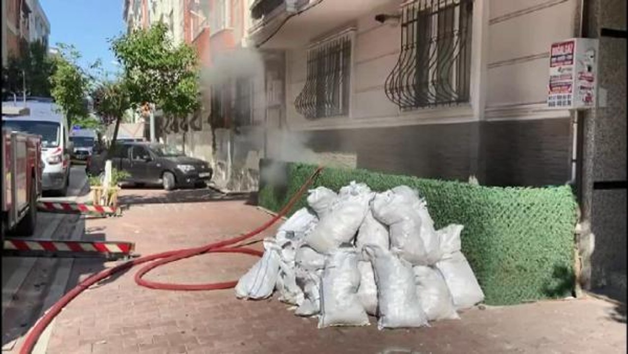 ESENYURT'TA BODRUM KATTA YANGIN; EV SAHİBİNİN YANGINI ÇIKARDIĞINI İDDİA ETTİLER