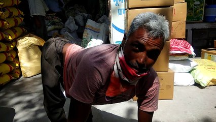 Watch- हाथों में पैर की चप्पल पहनकर बीज लेने आया दिव्यांग किसान