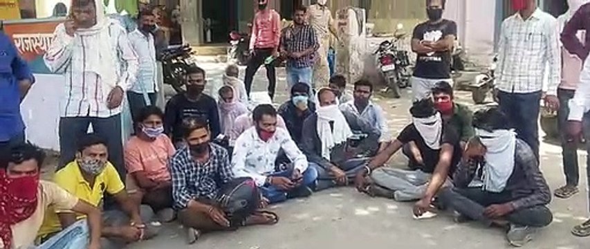 डंपर की टक्कर से बाइक सवार मजदूर की मौत, छह घंटे से धरने पर बैठे ग्रामीण