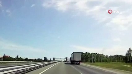 Rusya'da üst geçit saniyeler içinde böyle yok oldu