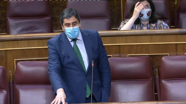 Darias asegura que no le importa dar un paso atrás y que la vacunación va como un tiro