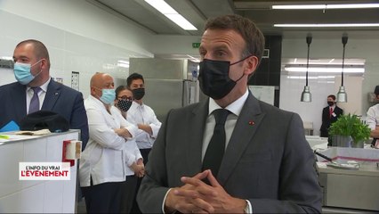 Emmanuel Macron giflé par un individu