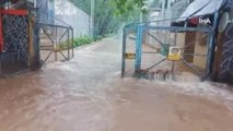 Mumbai'de şiddetli yağış sokakları göle çevirdi, evleri su bastı