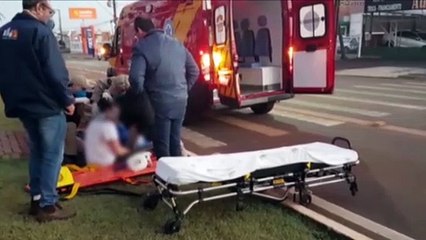 Ciclista desvia de ônibus e colide contra automóvel na Avenida Brasil
