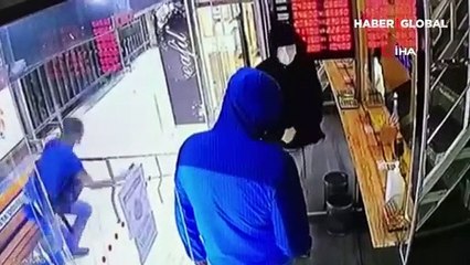 Şişli'de silahlı soygun girişimi kamerada!