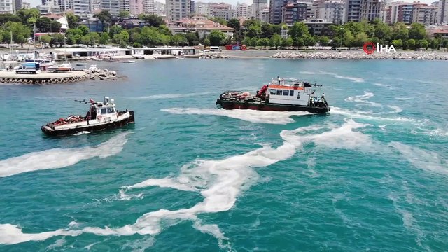Caddebostan Sahili’nde deniz salyası temizliği devam ediyor