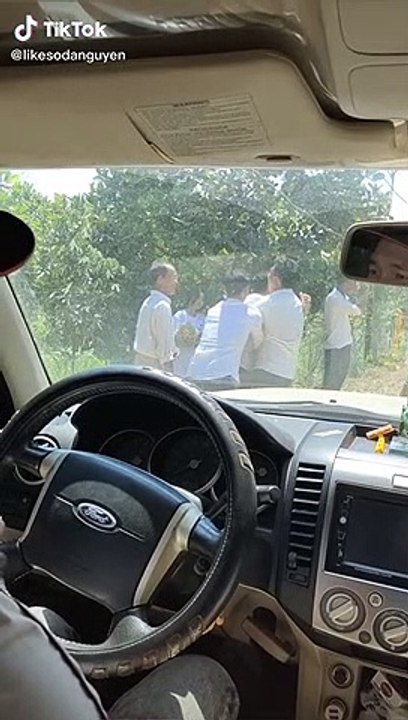 Em trai khóc nức nở khi chị sinh đôi đi lấy chồng