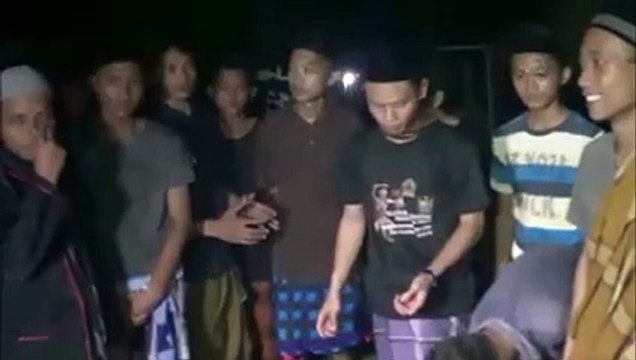 Ateş topu ile futbol oynuyorlar! İşte Endonezya'da 'ateş futbolu' geleneği