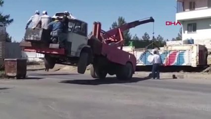 ŞANLIURFA YÜK KALDIRIRKEN LASTİKLERİ HAVAYA KALKAN VİNCİN ÜZERİNE ÇIKTILAR