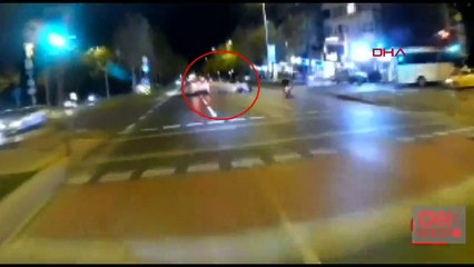 Ani dönüş yapan otomobil motosiklete çarptı