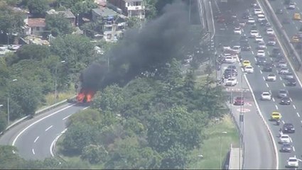 Patlama sesleri art arda geldi! 15 Temmuz Şehitler Köprüsü bağlantı yolunda otomobil yandı