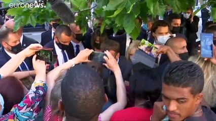 ماذا قال الرئيس الفرنسي ماكرون بعد أن تلقى صفعة قوية على خده الأيسر؟