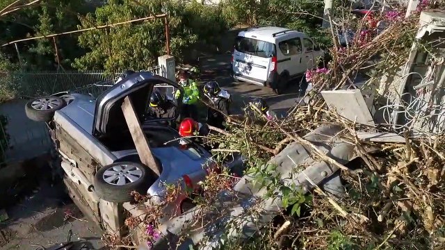 Auto finisce fuori strada grave una donna. Altri quattro a lungo intrappolate nelle lamiere
