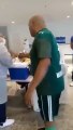 Homem com fobia a agulhas desmaia ao ser vacinado contra a Covid-19
