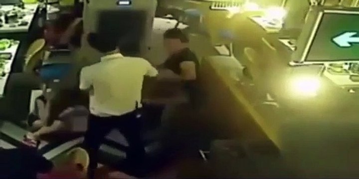 Bị phàn nàn phục vụ chậm, nam nhân viên đổ nước lẩu lên đầu khách