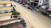 Ankara sele teslim: Araçlar sürüklendi, caddeler su altında kaldı