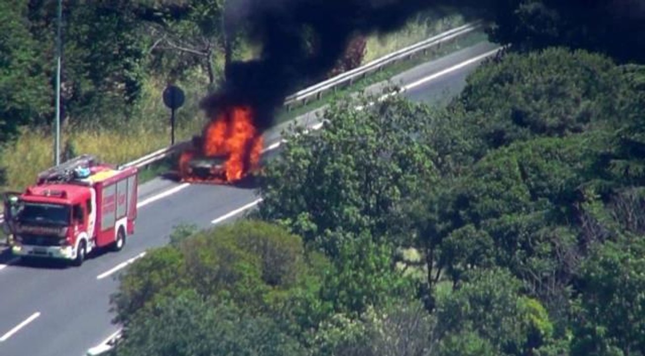 Son dakika haberleri: 15 Temmuz Şehitler Köprüsü Avrupa yakası istikameti, Beşiktaş sapağında bir otomobilde yangın çıktı.