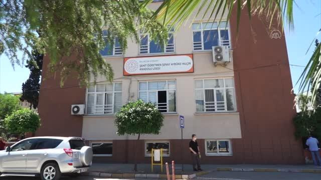 Son dakika haber | BALIKESİR - Şehit öğretmen Şenay Aybüke Yalçın mezun olduğu lisede anıldı