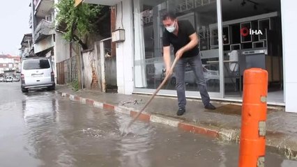 Sağanak yağış Kula'da hayatı olumsuz etkiledi