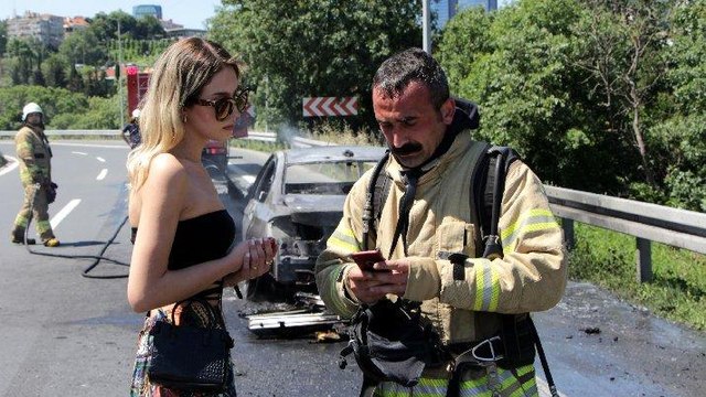 Seyir halindeki lüks araç cayır cayır yandı