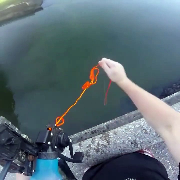 Ce pêcheur maîtrise parfaitement la pêche à l'arc