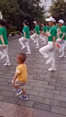 Cet enfant mérite sa place dans ce groupe