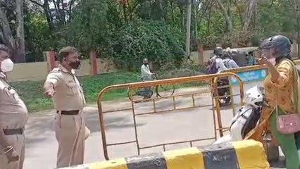 ಇಲ್ನೋಡ್ರೀ ಪೊಲೀಸರ ಮೇಲೆ ಈ ಮಹಿಳೆಯ ದರ್ಪ ಹೇಗಿದೆ ಅಂತಾ.. | Oneindia Kannada